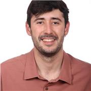 Me defino como un profesor de Educación Primaria dispuesto a enseñar lo que se sobre materias como matemáticas, lengua castellana, euskera, ciencias sociales y naturales, deportes... y ayudar a los alumnos a que integren los contenidos con metodologías al